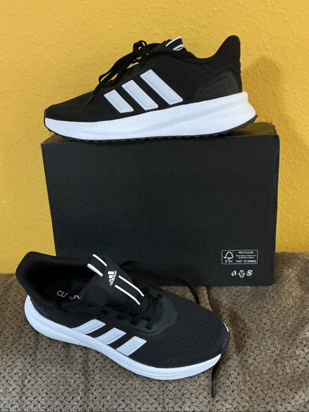 adidas men’s Black and White Athletic Sneakers nwt 7 1/2